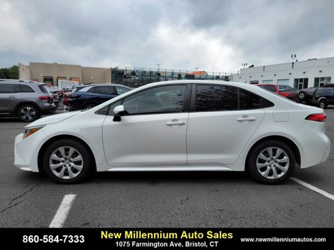 Used 2021 Toyota Corolla LE image 2