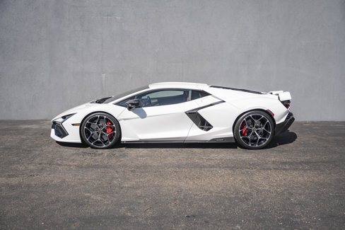 Used 2024 Lamborghini Revuelto image 2