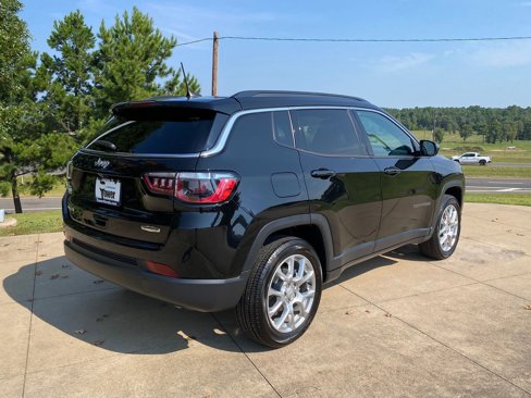 Used 2024 Jeep Compass Latitude image 6
