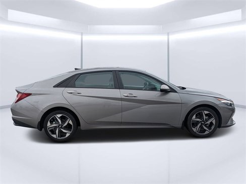 Used 2023 Hyundai Elantra SEL w/ Convenience Package image 2
