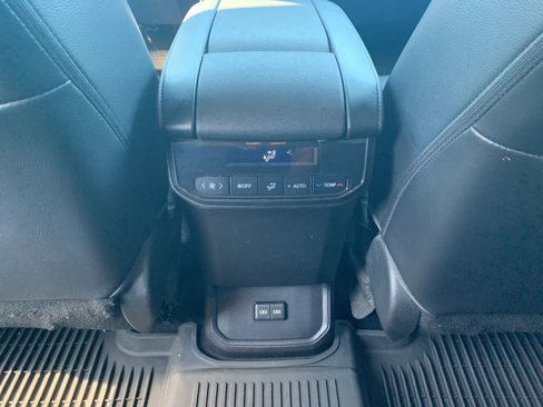 Used 2022 Toyota Highlander XLE image 17