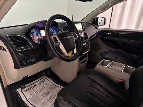 Used 2015 Chrysler Town & Country Touring-L image 36