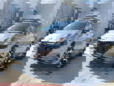 Used 2023 Hyundai Elantra Limited image 2