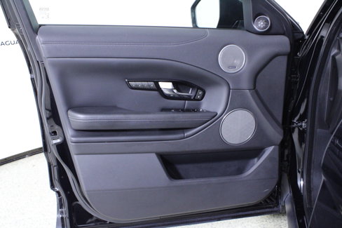 Used 2018 Land Rover Range Rover Evoque SE image 18