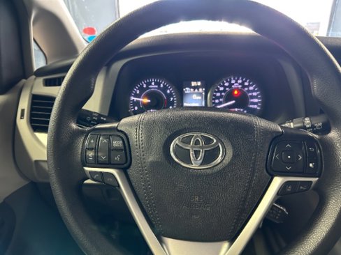Used 2019 Toyota Sienna L image 16