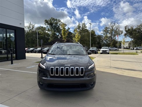 Used 2018 Jeep Cherokee Latitude Plus w/ Comfort/Convenience Group image 2