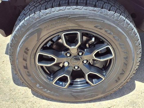 Used 2017 Jeep Wrangler Unlimited Sahara image 9