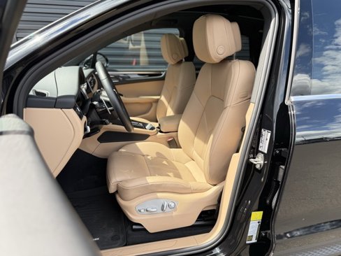 Certified 2025 Porsche Macan image 5