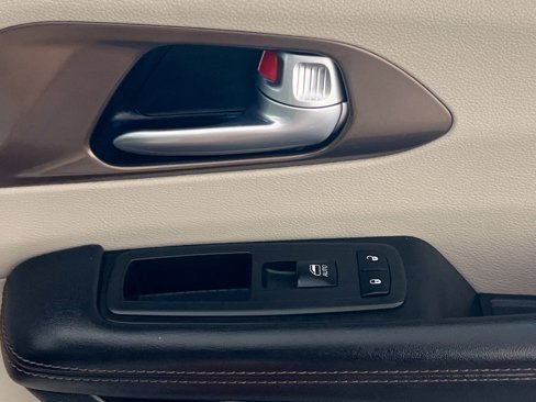 Used 2018 Chrysler Pacifica Touring-L w/ Advanced Safetytec Group image 32
