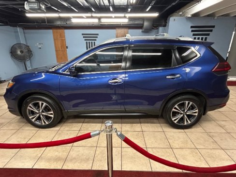 Used 2019 Nissan Rogue SV w/ Premium Package image 2