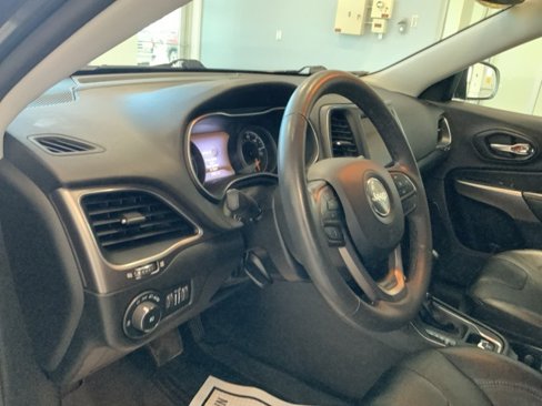 Used 2022 Jeep Cherokee Latitude Lux w/ Mopar Interior Package image 18