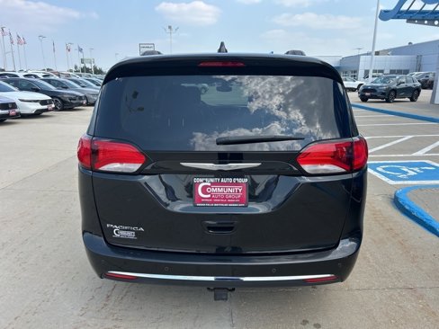 Used 2017 Chrysler Pacifica Touring-L image 8