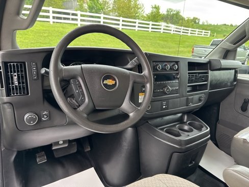 Used 2017 Chevrolet Express 4500 Extended image 17