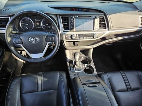 Used 2018 Toyota Highlander SE image 9
