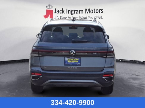 Used 2025 Volkswagen Taos SE w/ Panoramic Sunroof Package image 4