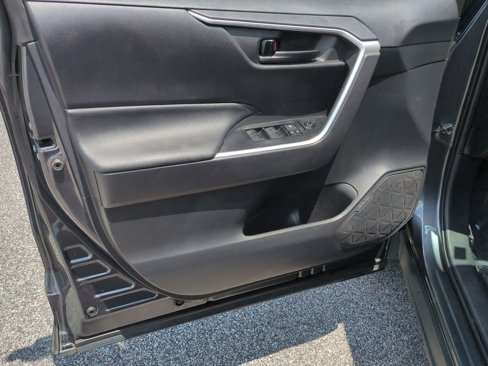 Used 2021 Toyota RAV4 LE image 12