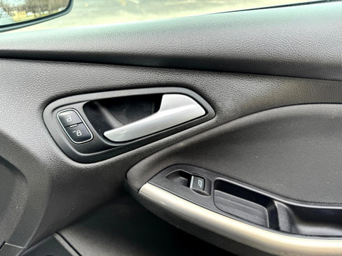 Used 2016 Ford Focus Titanium w/ Titanium Technology Package image 34