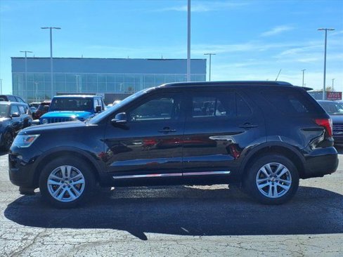 Used 2018 Ford Explorer XLT w/ Equipment Group 202A image 3