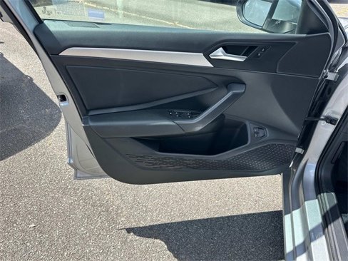 Used 2020 Volkswagen Jetta SE w/ SE Cold Weather Package image 13