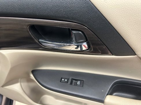 Used 2017 Honda Accord Touring image 10