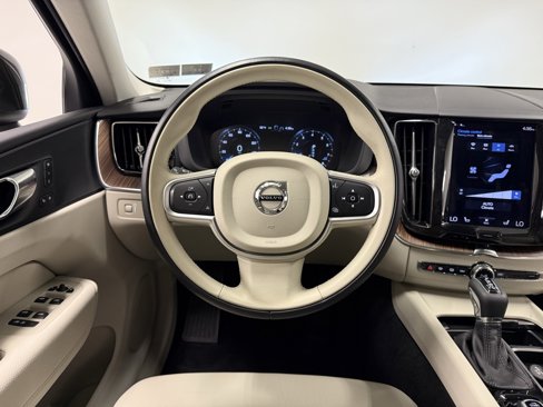Used 2021 Volvo XC60 T5 Momentum w/ Protection Package image 14