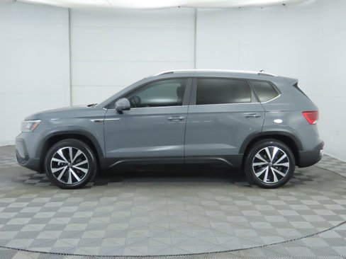 Certified 2022 Volkswagen Taos SE image 9