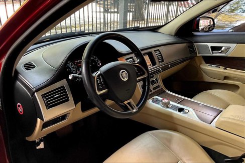 Used 2012 Jaguar XF image 17