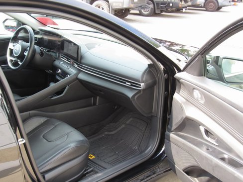 Used 2023 Hyundai Elantra Limited image 17