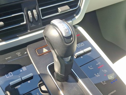 Certified 2024 Porsche Macan Turbo image 17