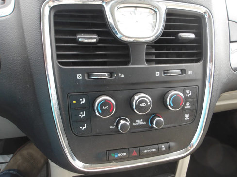 Used 2016 Chrysler Town & Country LX image 17