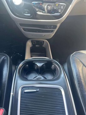 Used 2017 Chrysler Pacifica Limited image 25