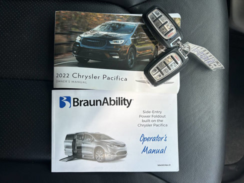 Used 2022 Chrysler Pacifica Touring-L image 26