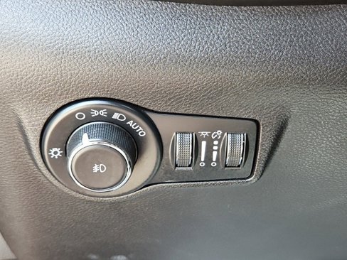 Used 2023 Jeep Compass Limited image 15