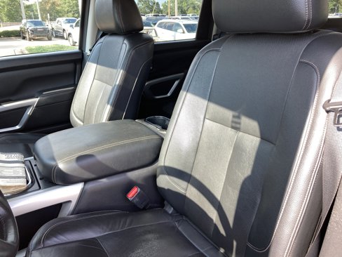 Used 2018 Nissan Titan SL w/ Chrome Package image 9