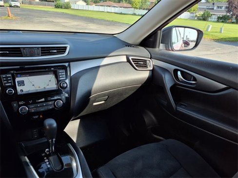 Used 2016 Nissan Rogue SV image 18