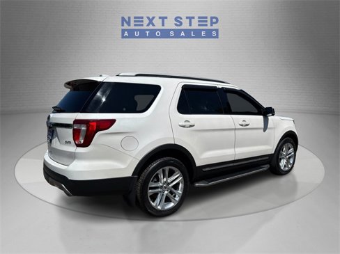 Used 2017 Ford Explorer XLT w/ Equipment Group 202A image 8