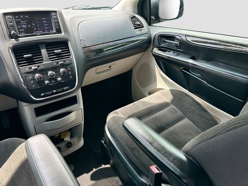 Used 2018 Dodge Grand Caravan SE w/ UConnect Hands-Free Group image 22
