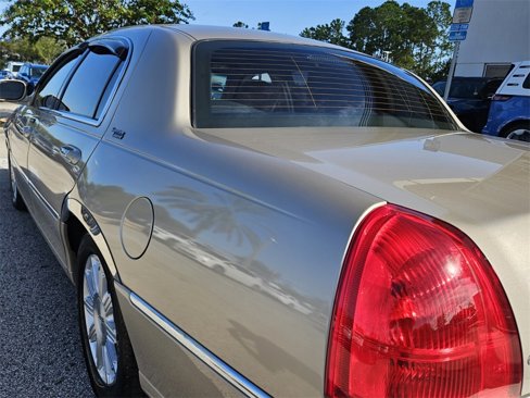 Used 2008 Lincoln Town Car Signature Limited image 9