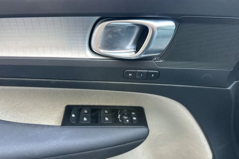 Certified 2022 Volvo XC40 T5 Momentum image 11