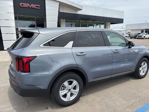 Used 2023 Kia Sorento LX image 7
