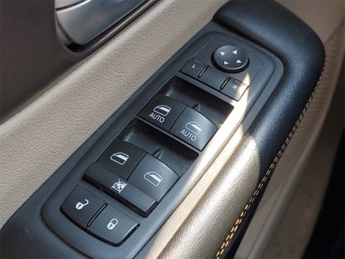 Used 2017 Chrysler Pacifica Touring-L image 15