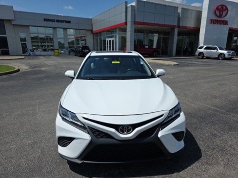 Used 2018 Toyota Camry SE image 3