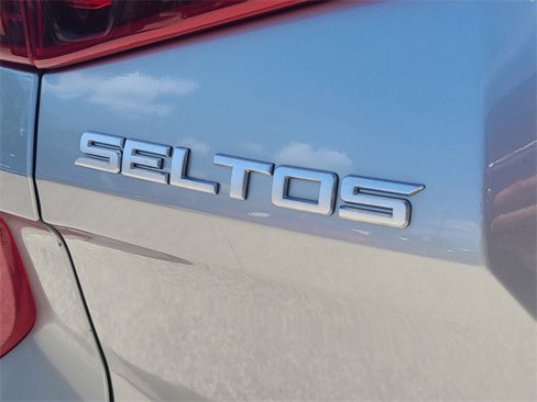 Used 2023 Kia Seltos EX image 9