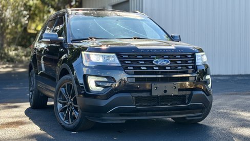 Used 2017 Ford Explorer XLT w/ XLT Technology Feature Bundle image 3