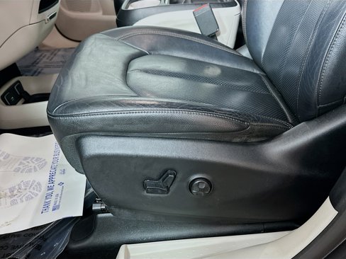 Used 2019 Chrysler Pacifica Touring-L image 18