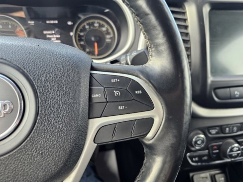 Used 2018 Jeep Cherokee Trailhawk w/ Cold Weather Group image 13