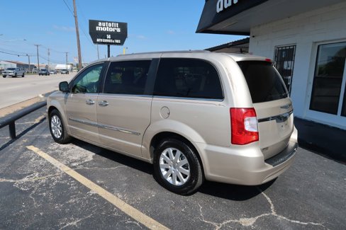 Used 2015 Chrysler Town & Country Touring w/ Driver Convenience Group image 4