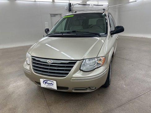 Used 2005 Chrysler Town & Country Limited image 5
