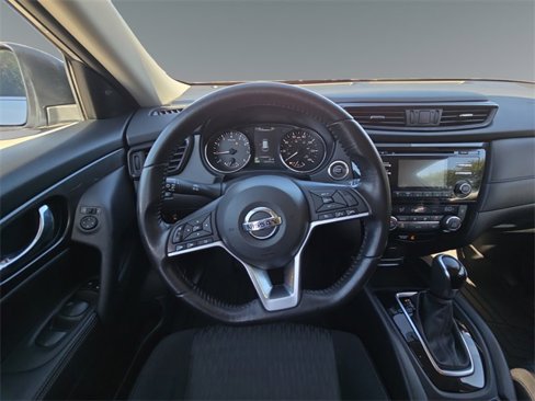 Used 2017 Nissan Rogue SV image 16