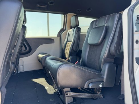 Used 2019 Dodge Grand Caravan SXT image 11